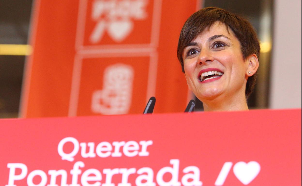 La ministra de Política Territorial, Isabel Rodríguez, respalda la presentación de la candidatura a la reelección del alcalde de Ponferrada, Olegario Ramón.