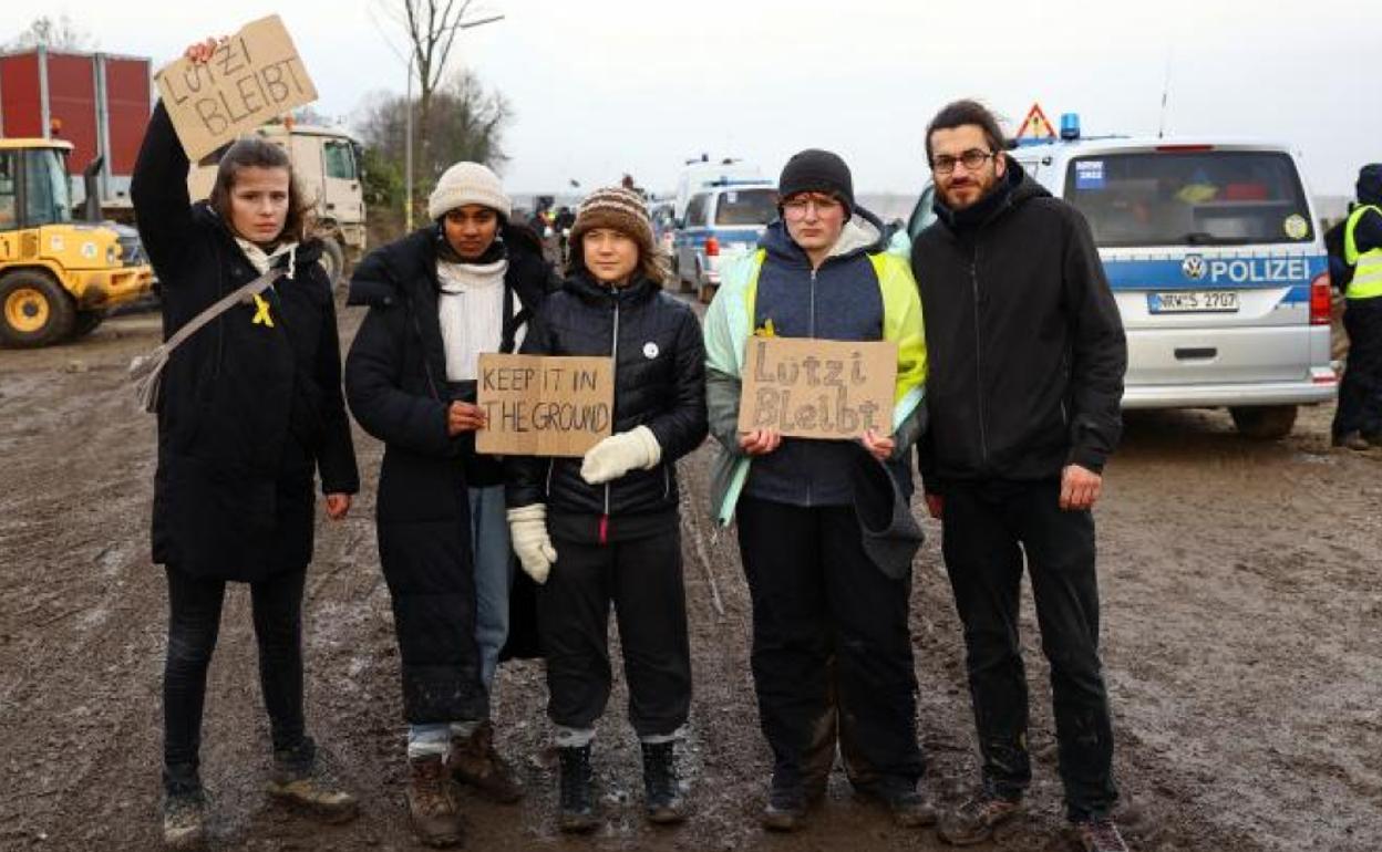 La activista climática sueca Greta Thunberg participa en una protesta contra la expansión de la mina de carbón a cielo abierto en Lüzerath, Alemania. 