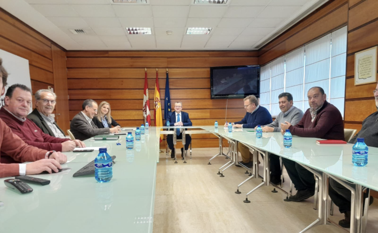 Un momento de la reunión entre los representantes de las cooperativas y las organizaciones de productores con el consejero de Agricultura. 