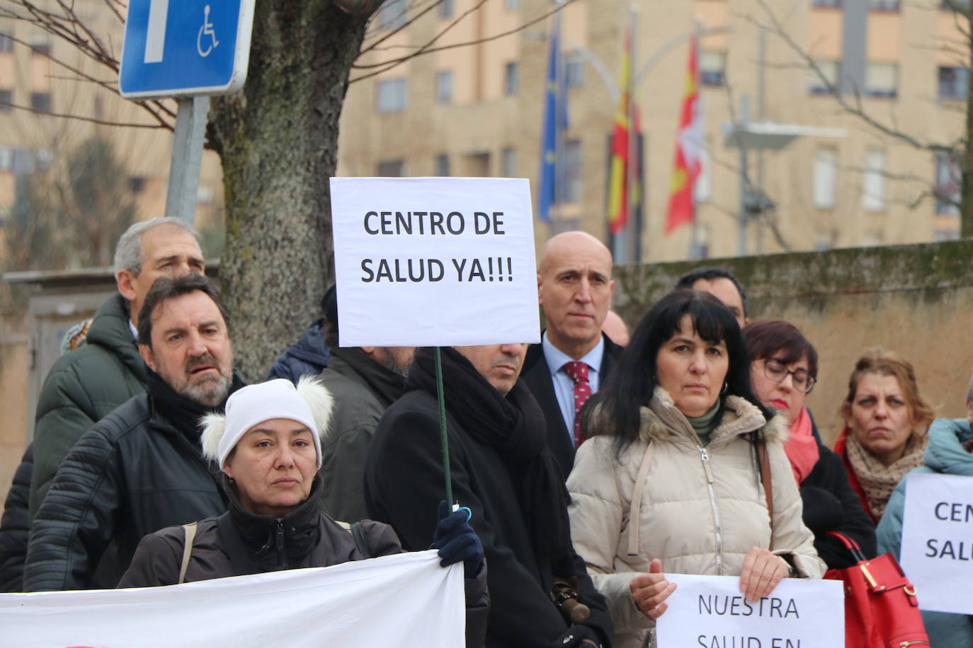 Medio centenar de personas, entre los que se encontraban políticos del PSOE y UPL se manifiestan frente a la gerencia territorial de salud para exigir un nuevo centro de salud en el barrio de Pinilla