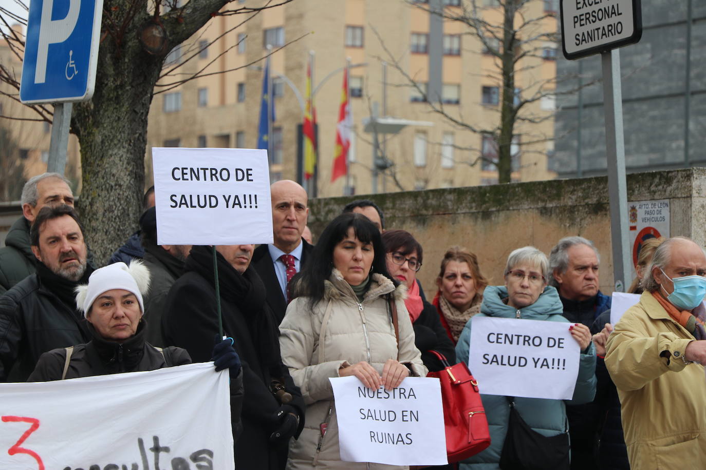 Medio centenar de personas, entre los que se encontraban políticos del PSOE y UPL se manifiestan frente a la gerencia territorial de salud para exigir un nuevo centro de salud en el barrio de Pinilla