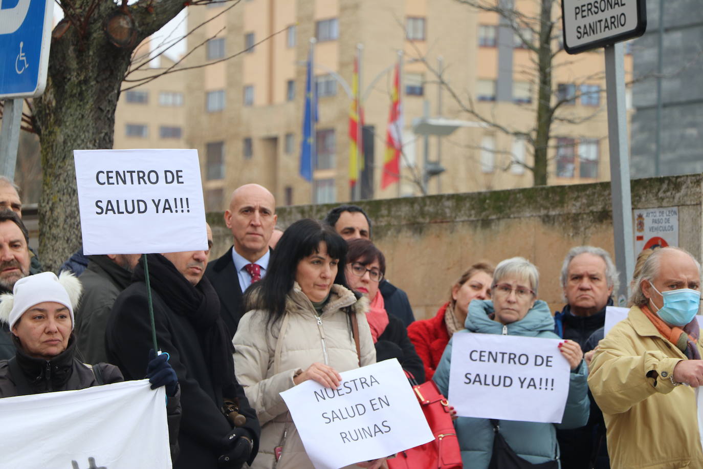 Medio centenar de personas, entre los que se encontraban políticos del PSOE y UPL se manifiestan frente a la gerencia territorial de salud para exigir un nuevo centro de salud en el barrio de Pinilla