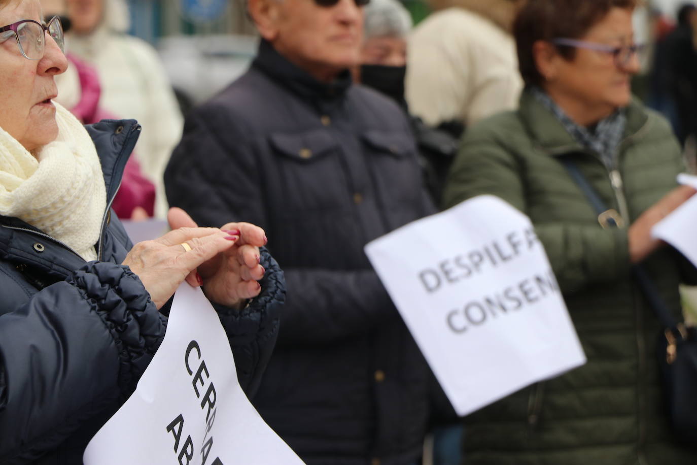 Medio centenar de personas, entre los que se encontraban políticos del PSOE y UPL se manifiestan frente a la gerencia territorial de salud para exigir un nuevo centro de salud en el barrio de Pinilla