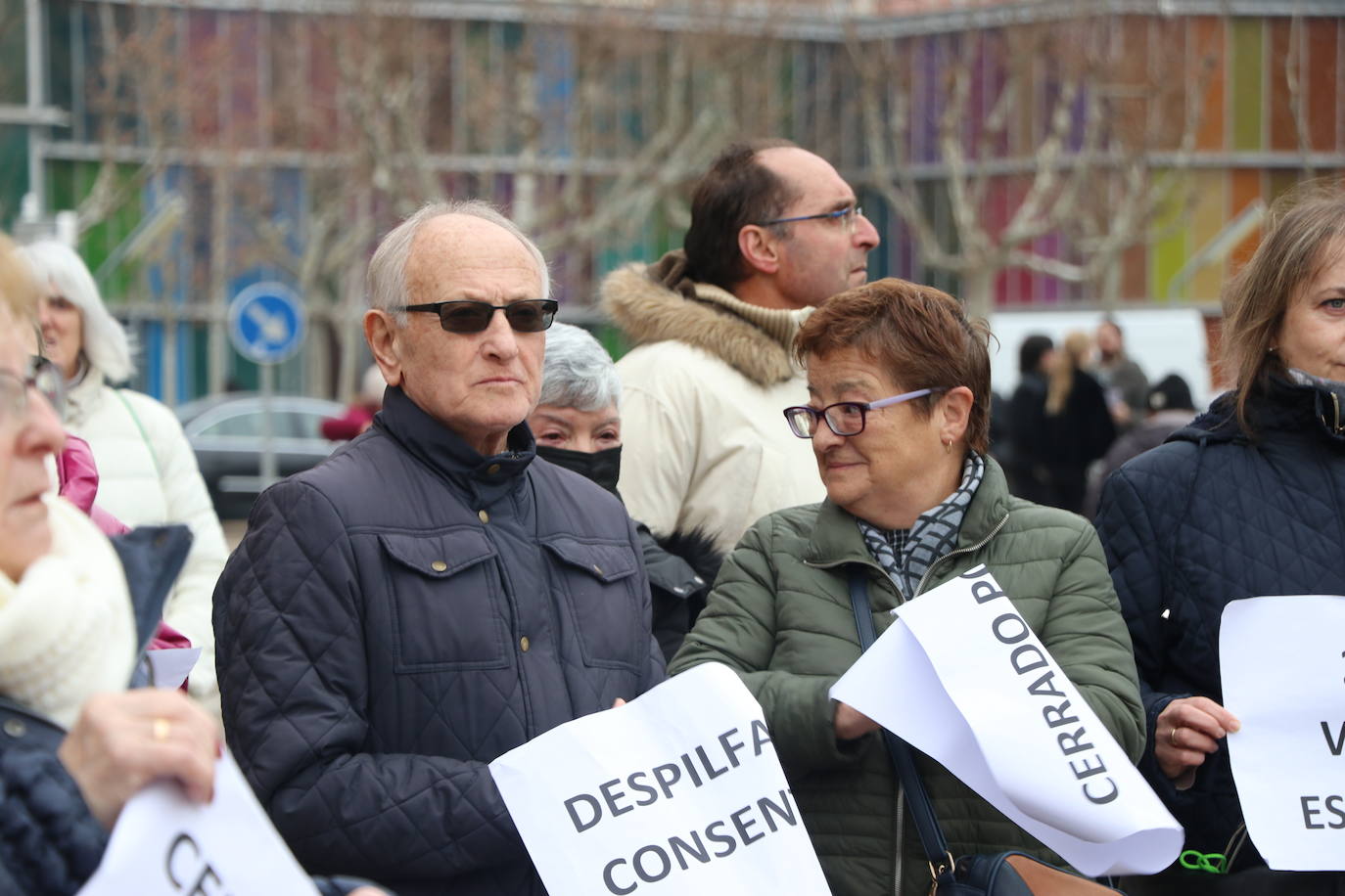 Medio centenar de personas, entre los que se encontraban políticos del PSOE y UPL se manifiestan frente a la gerencia territorial de salud para exigir un nuevo centro de salud en el barrio de Pinilla