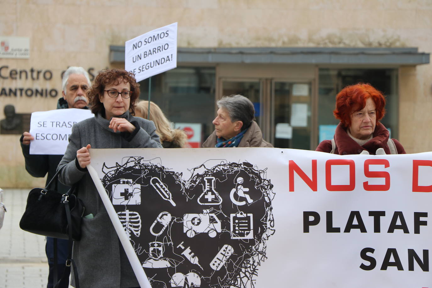 Medio centenar de personas, entre los que se encontraban políticos del PSOE y UPL se manifiestan frente a la gerencia territorial de salud para exigir un nuevo centro de salud en el barrio de Pinilla