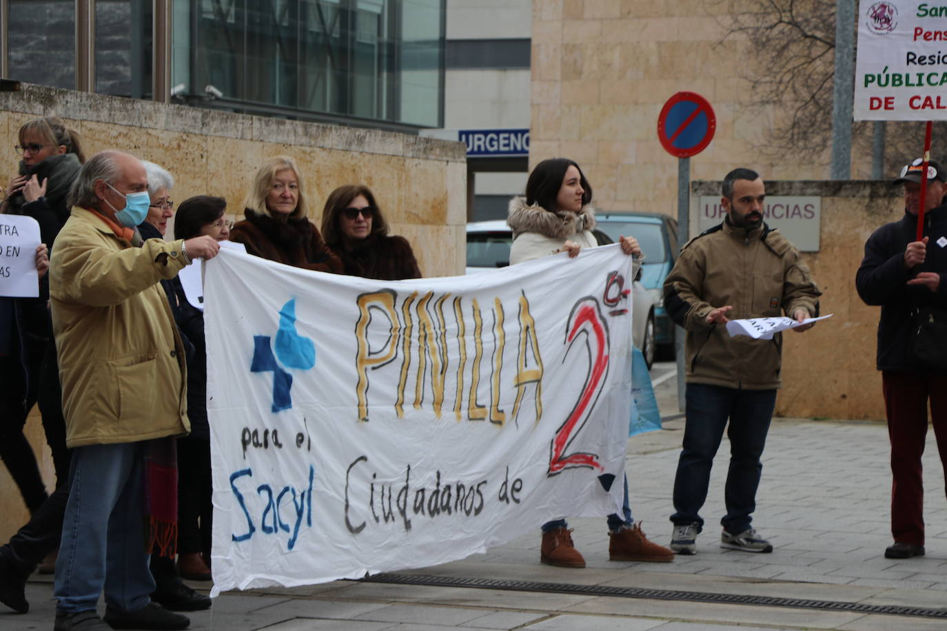 Medio centenar de personas, entre los que se encontraban políticos del PSOE y UPL se manifiestan frente a la gerencia territorial de salud para exigir un nuevo centro de salud en el barrio de Pinilla