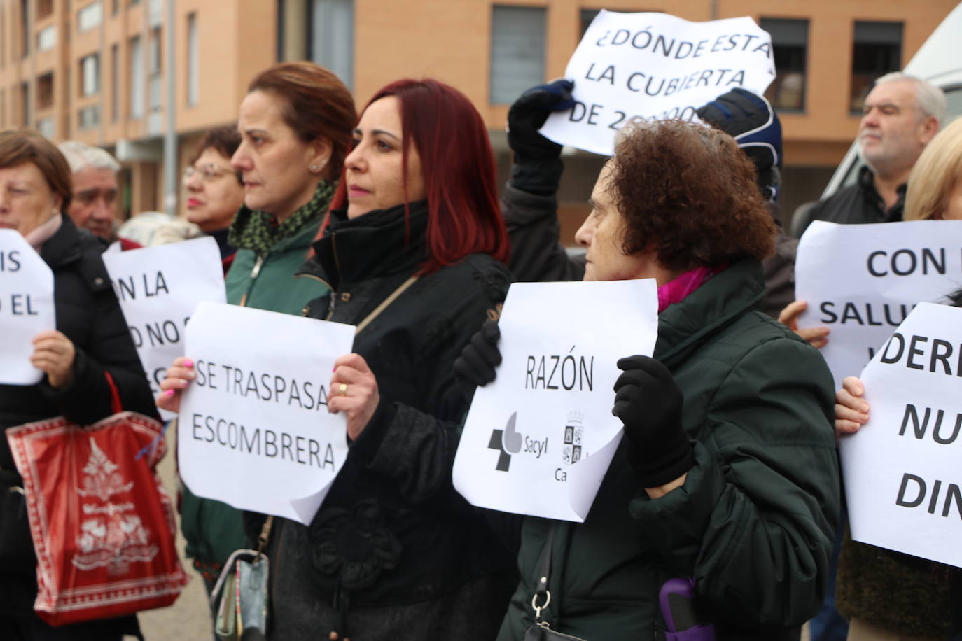 Medio centenar de personas, entre los que se encontraban políticos del PSOE y UPL se manifiestan frente a la gerencia territorial de salud para exigir un nuevo centro de salud en el barrio de Pinilla