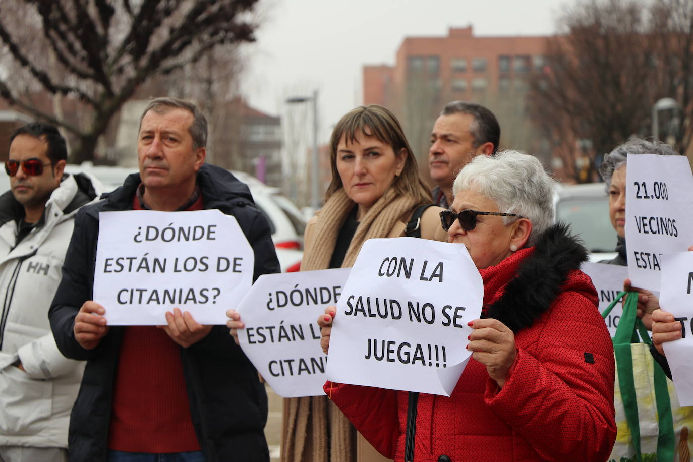 Medio centenar de personas, entre los que se encontraban políticos del PSOE y UPL se manifiestan frente a la gerencia territorial de salud para exigir un nuevo centro de salud en el barrio de Pinilla