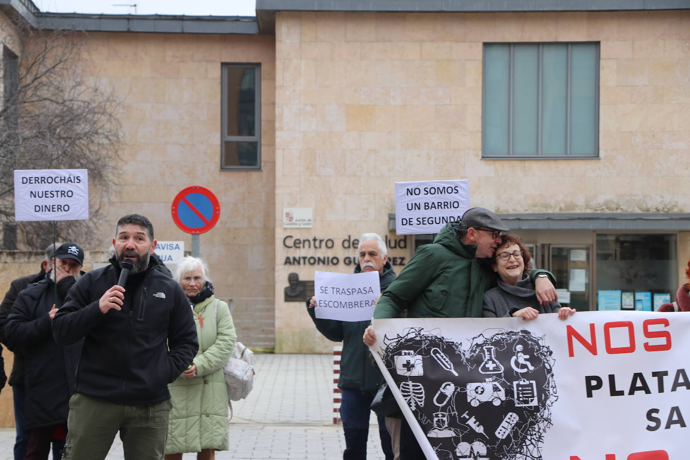 Medio centenar de personas, entre los que se encontraban políticos del PSOE y UPL se manifiestan frente a la gerencia territorial de salud para exigir un nuevo centro de salud en el barrio de Pinilla