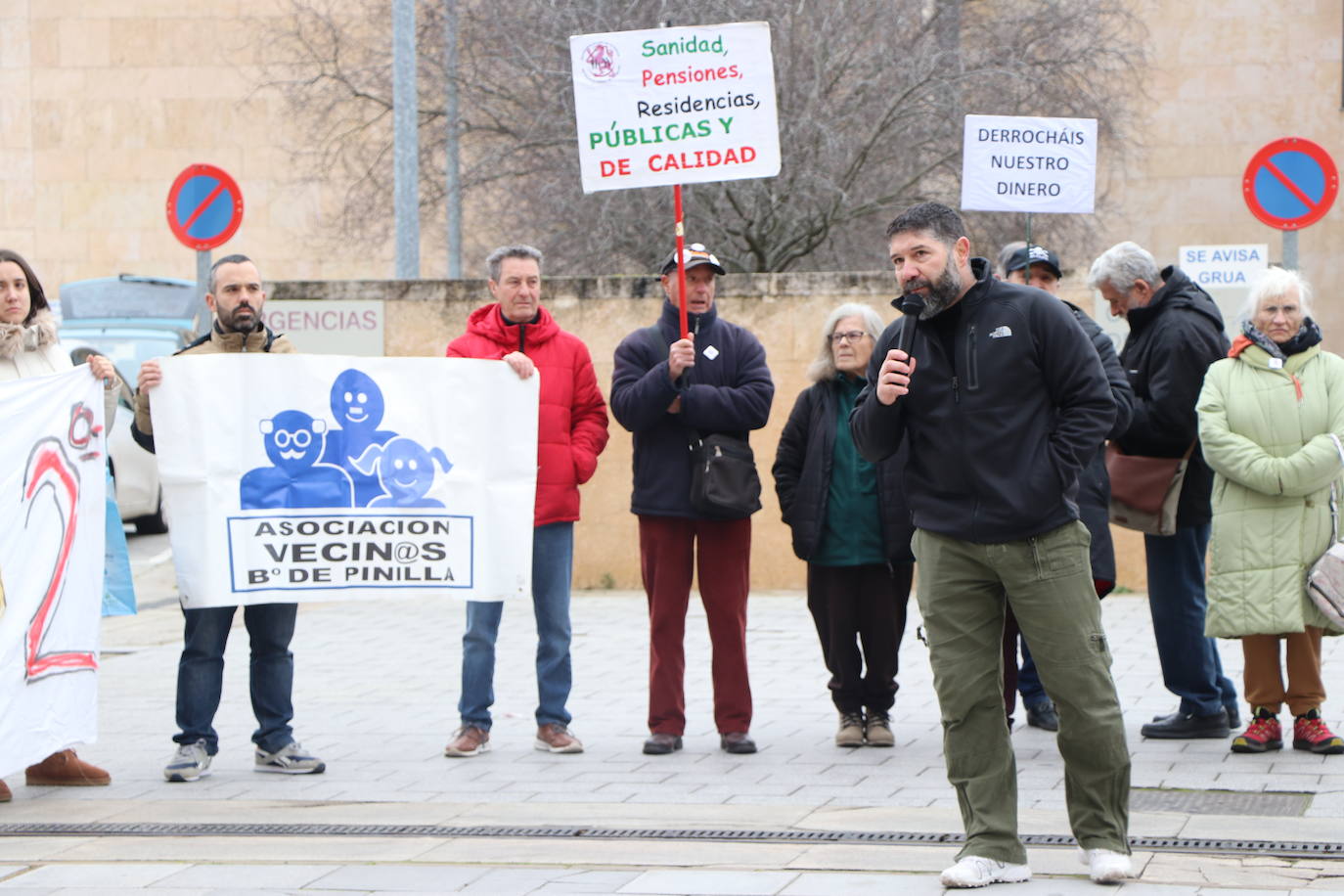 Medio centenar de personas, entre los que se encontraban políticos del PSOE y UPL se manifiestan frente a la gerencia territorial de salud para exigir un nuevo centro de salud en el barrio de Pinilla