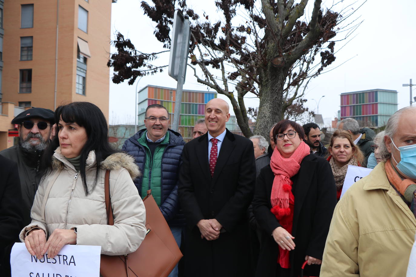 Medio centenar de personas, entre los que se encontraban políticos del PSOE y UPL se manifiestan frente a la gerencia territorial de salud para exigir un nuevo centro de salud en el barrio de Pinilla