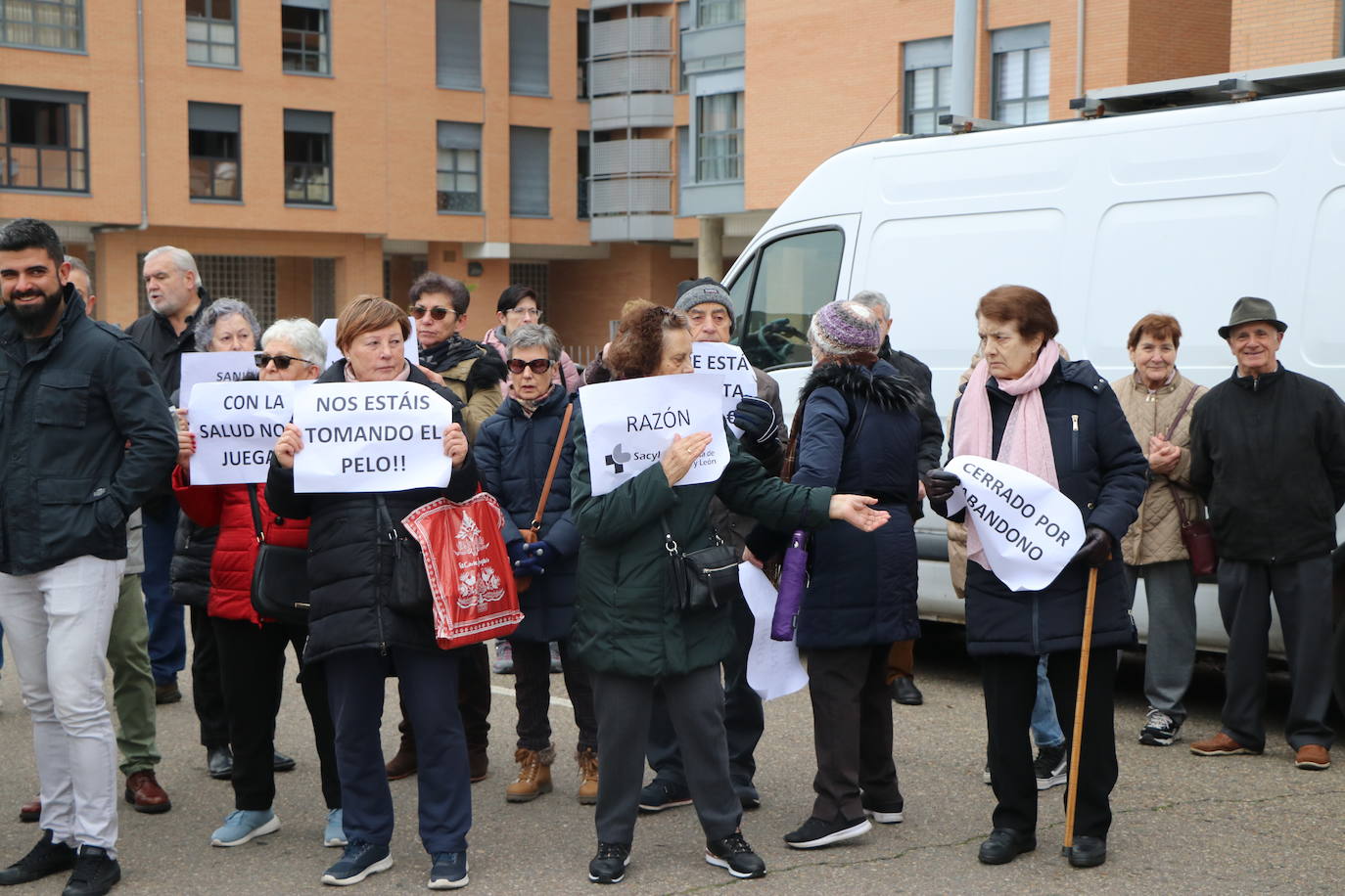 Medio centenar de personas, entre los que se encontraban políticos del PSOE y UPL se manifiestan frente a la gerencia territorial de salud para exigir un nuevo centro de salud en el barrio de Pinilla