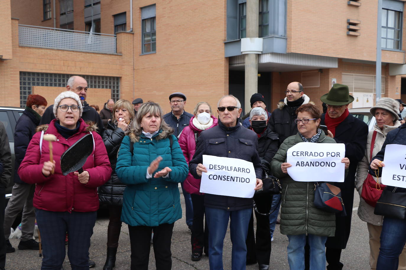 Medio centenar de personas, entre los que se encontraban políticos del PSOE y UPL se manifiestan frente a la gerencia territorial de salud para exigir un nuevo centro de salud en el barrio de Pinilla