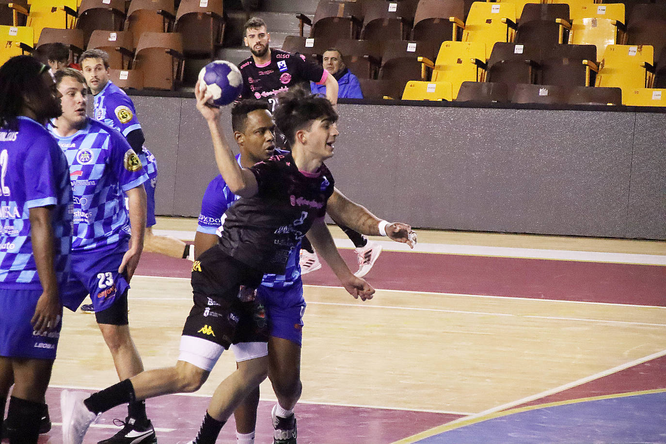 El conjunto marista disputa ante Base Oviedo su primer partido de preparación tras el parón navideño