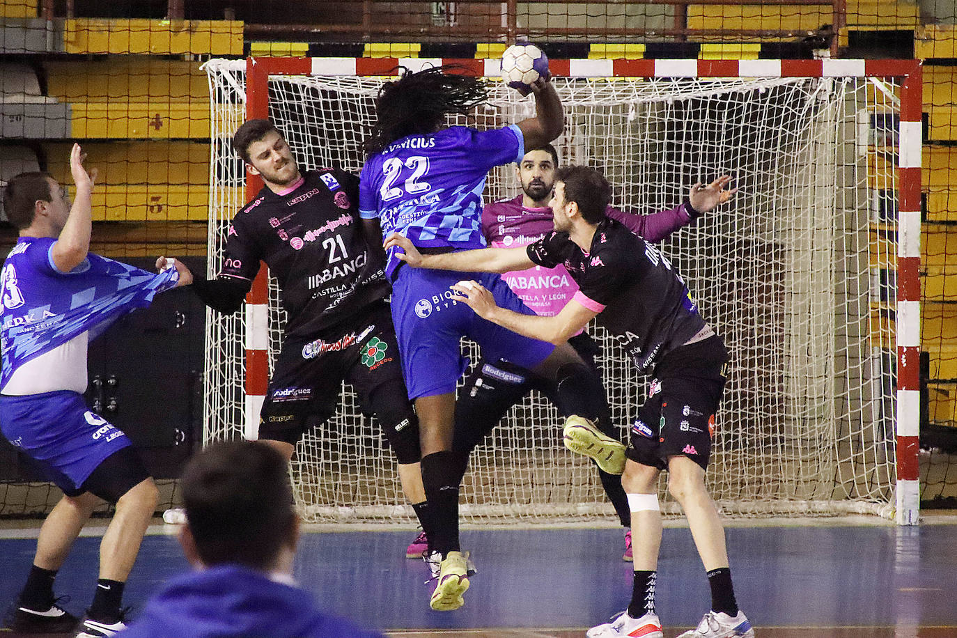 El conjunto marista disputa ante Base Oviedo su primer partido de preparación tras el parón navideño