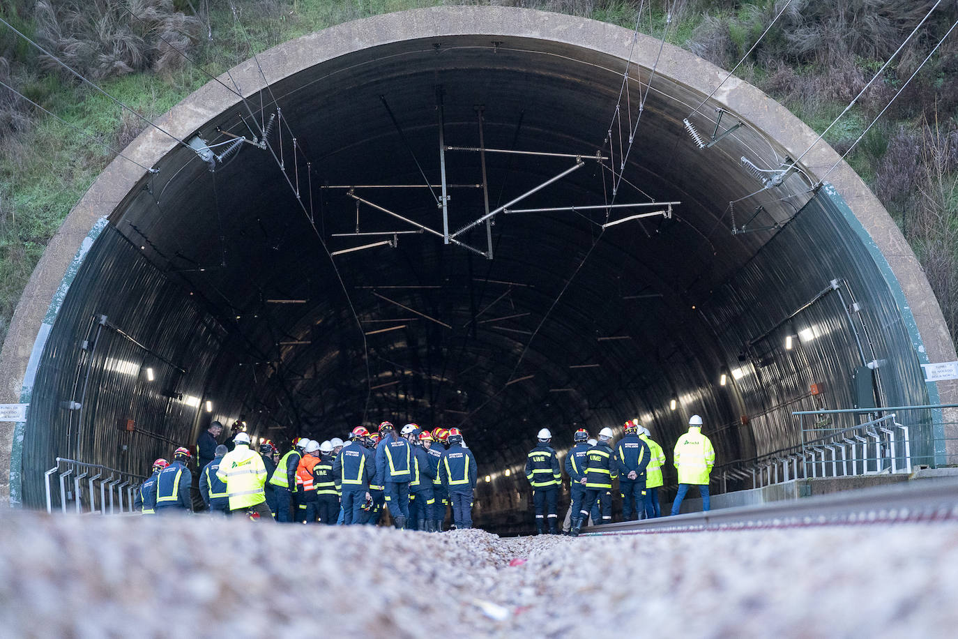 ADIF imparte una jornada formativa a los cuerpos de emergencia sobre intervención en incidentes ferroviarios, con visita al túnel de Pajares