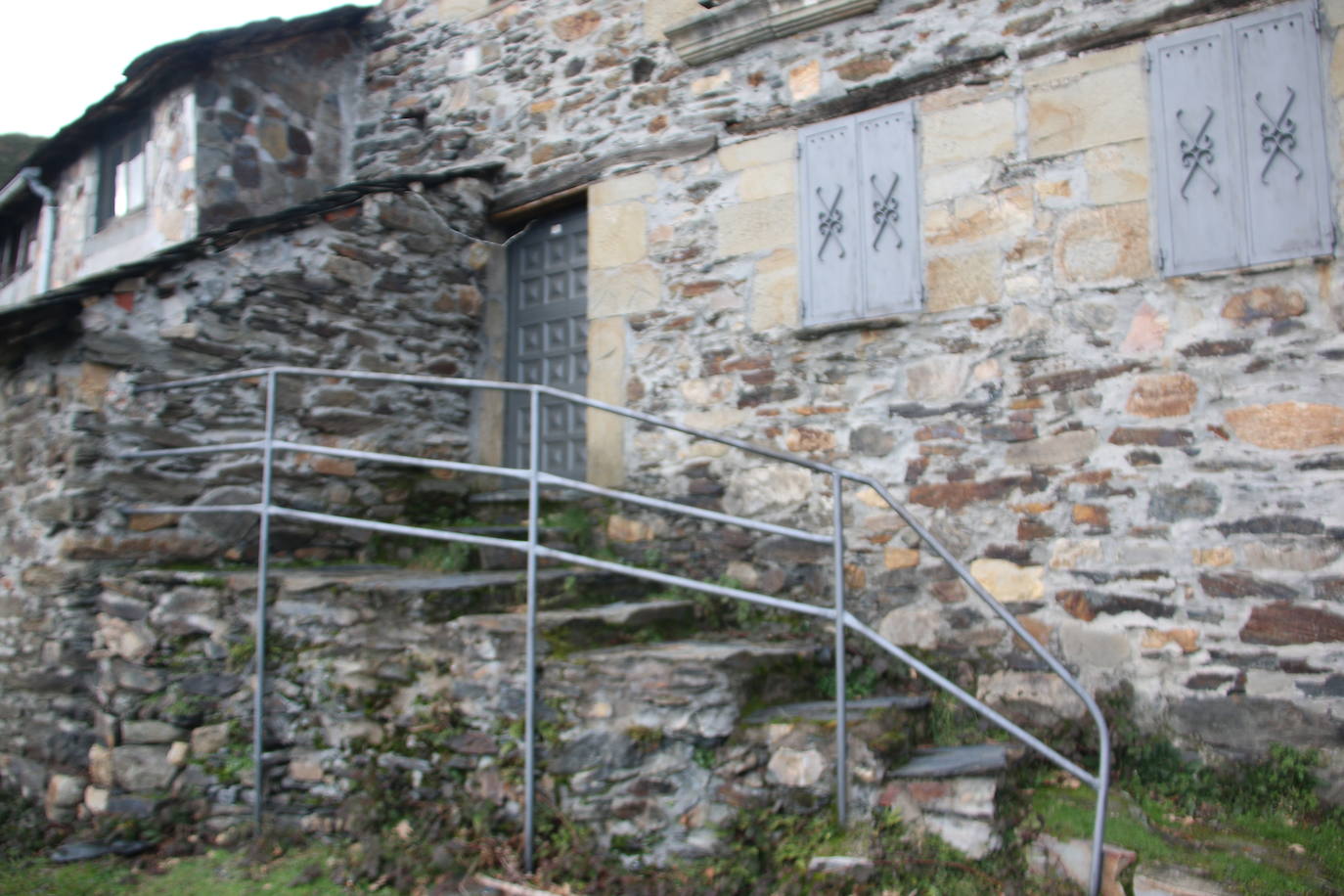 Leonoticias recorre las calles de Los Montes de la Ermita con algunos de sus vecinos. Unas casas de piedra construidas por los padres y abuelos de quien hoy las habitan que hacen del lugar un entorno mágico. 