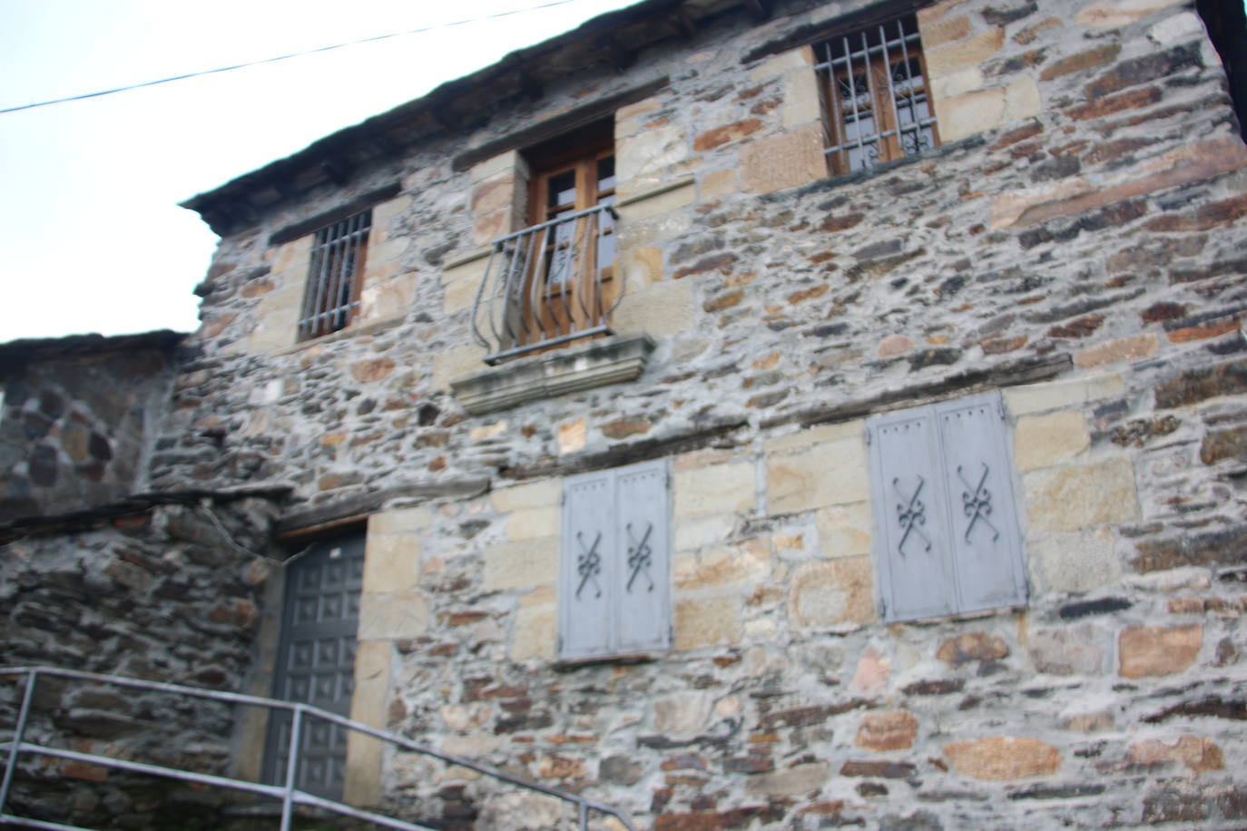 Leonoticias recorre las calles de Los Montes de la Ermita con algunos de sus vecinos. Unas casas de piedra construidas por los padres y abuelos de quien hoy las habitan que hacen del lugar un entorno mágico. 