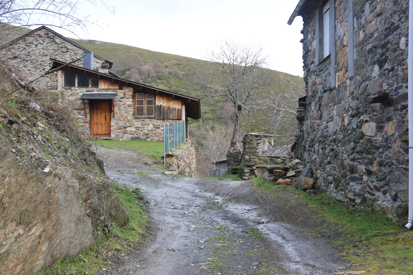 Leonoticias recorre las calles de Los Montes de la Ermita con algunos de sus vecinos. Unas casas de piedra construidas por los padres y abuelos de quien hoy las habitan que hacen del lugar un entorno mágico. 