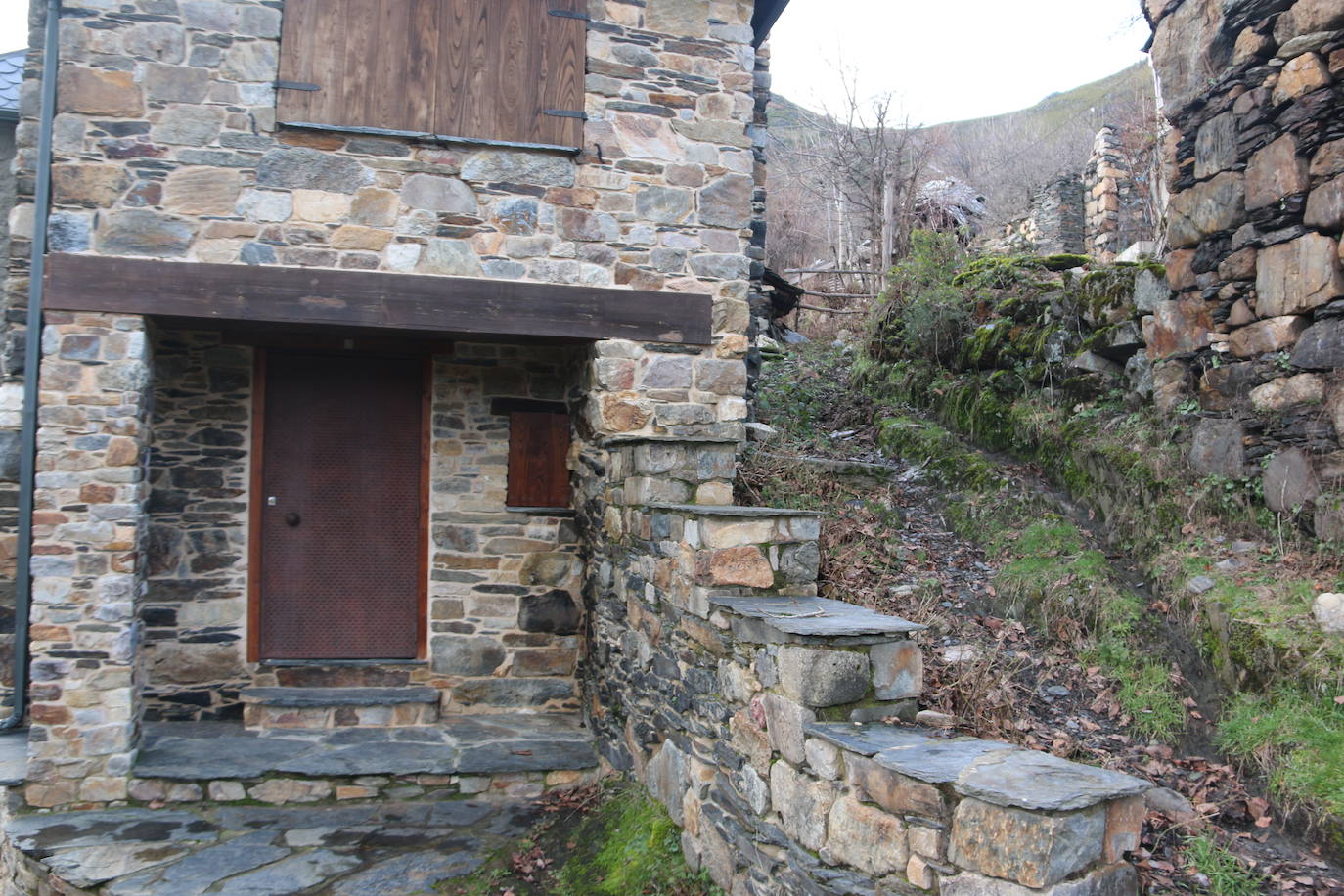 Leonoticias recorre las calles de Los Montes de la Ermita con algunos de sus vecinos. Unas casas de piedra construidas por los padres y abuelos de quien hoy las habitan que hacen del lugar un entorno mágico. 