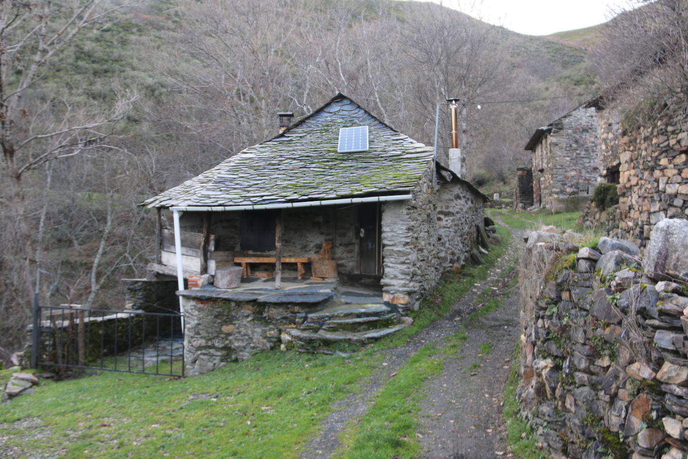 Leonoticias recorre las calles de Los Montes de la Ermita con algunos de sus vecinos. Unas casas de piedra construidas por los padres y abuelos de quien hoy las habitan que hacen del lugar un entorno mágico. 