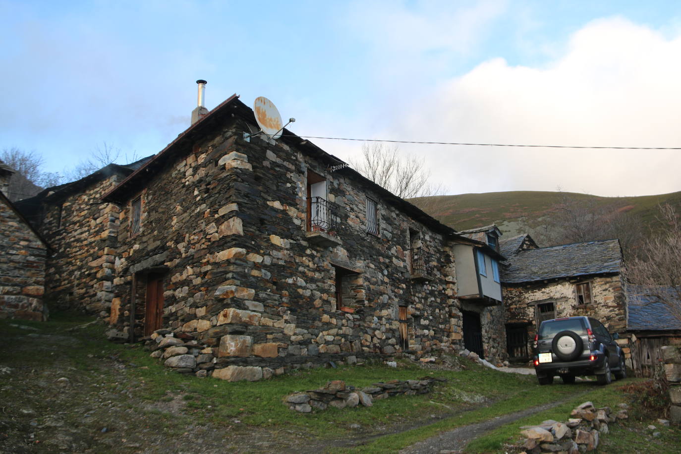 Leonoticias recorre las calles de Los Montes de la Ermita con algunos de sus vecinos. Unas casas de piedra construidas por los padres y abuelos de quien hoy las habitan que hacen del lugar un entorno mágico. 