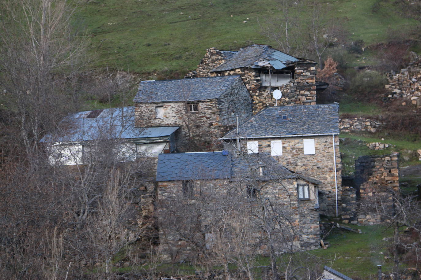 Leonoticias recorre las calles de Los Montes de la Ermita con algunos de sus vecinos. Unas casas de piedra construidas por los padres y abuelos de quien hoy las habitan que hacen del lugar un entorno mágico. 