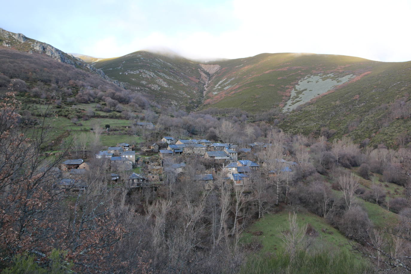 Leonoticias recorre las calles de Los Montes de la Ermita con algunos de sus vecinos. Unas casas de piedra construidas por los padres y abuelos de quien hoy las habitan que hacen del lugar un entorno mágico. 