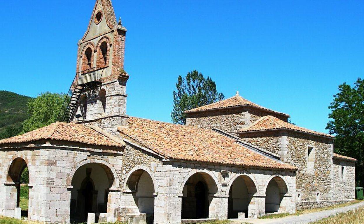 El bar Buen Suceso se encuentra frente a la ermita del mismo nombre en La Pola de Gordón.