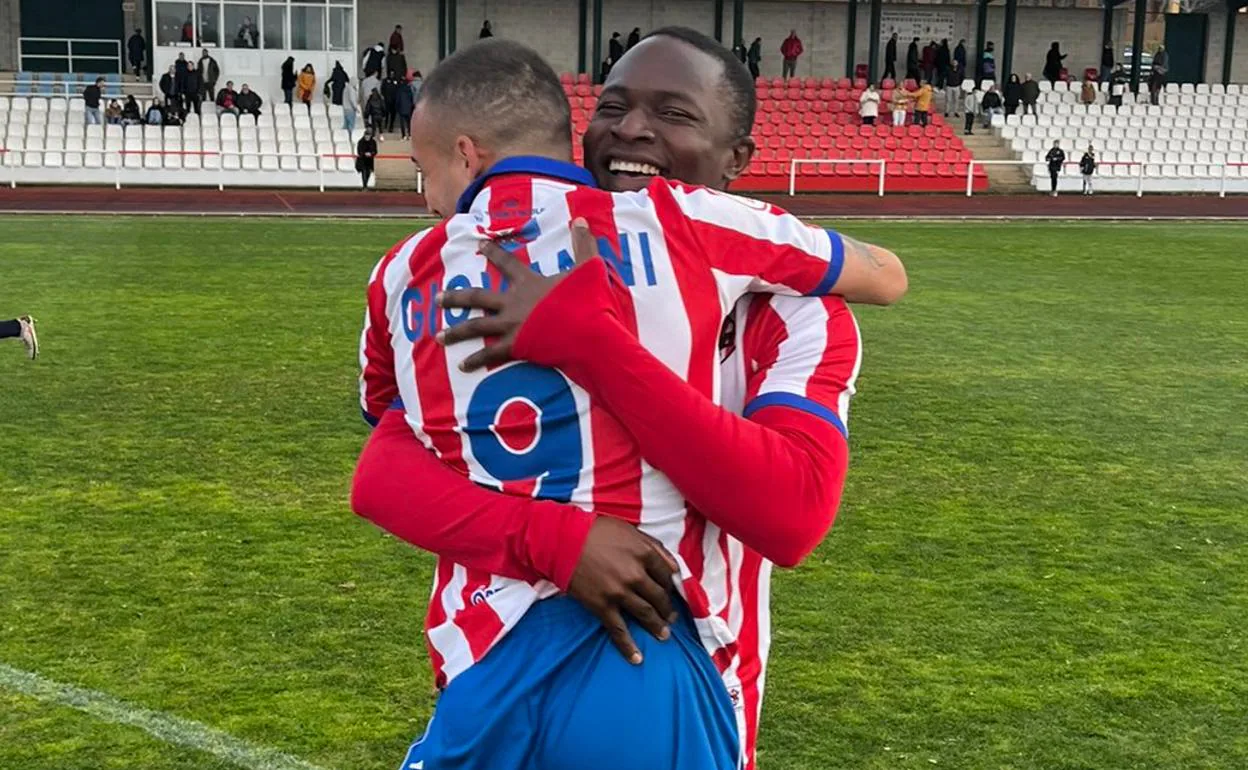 Zoua abraza a Giovanni, autor de los dos goles rojiblancos.