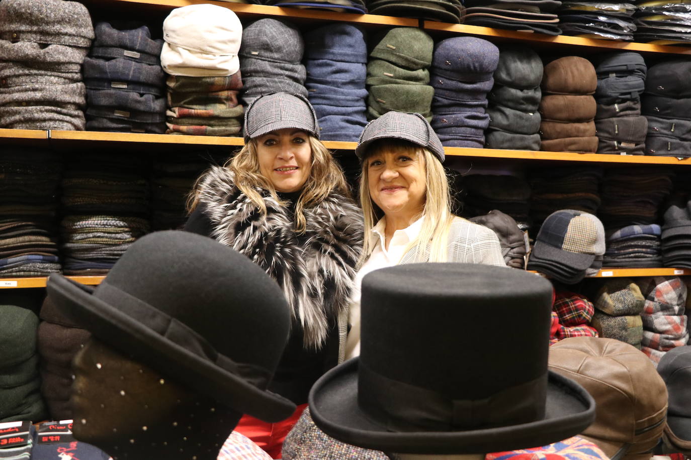 Beatriz Mielgo, sombrerera de León, muestra algunas de las creaciones de su tienda en una entrevista con leonoticias. 