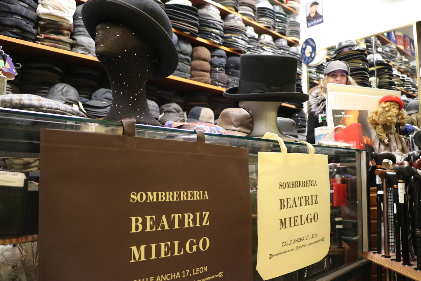 Beatriz Mielgo, sombrerera de León, muestra algunas de las creaciones de su tienda en una entrevista con leonoticias. 