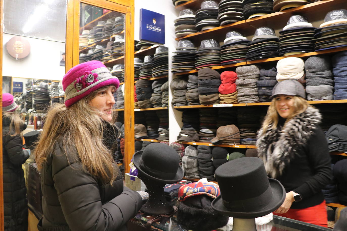 Beatriz Mielgo, sombrerera de León, muestra algunas de las creaciones de su tienda en una entrevista con leonoticias. 