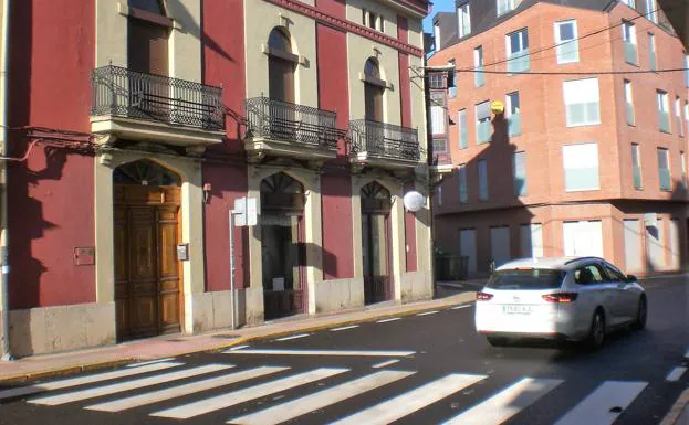 Paso de peatones junto al cruce de la farmacia de Cistierna. Atravesar en Cistierna un paso de peatones de la Avenida la Constitución es una operación de alto riesgo, sólo para valientes, debido a la barbarie de ciertos conductores/Siro Sanz