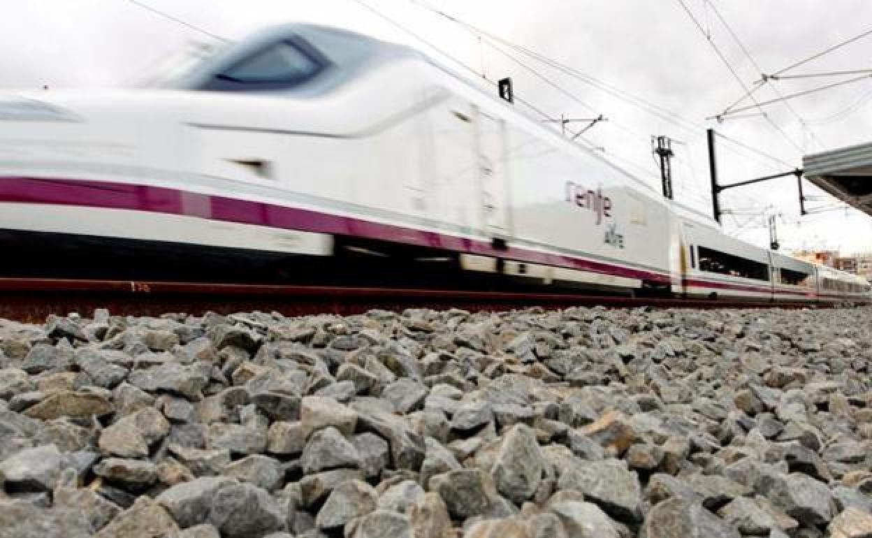 Imagen de archivo de un tren de Renfe circulando por la provincia leonesa,. 