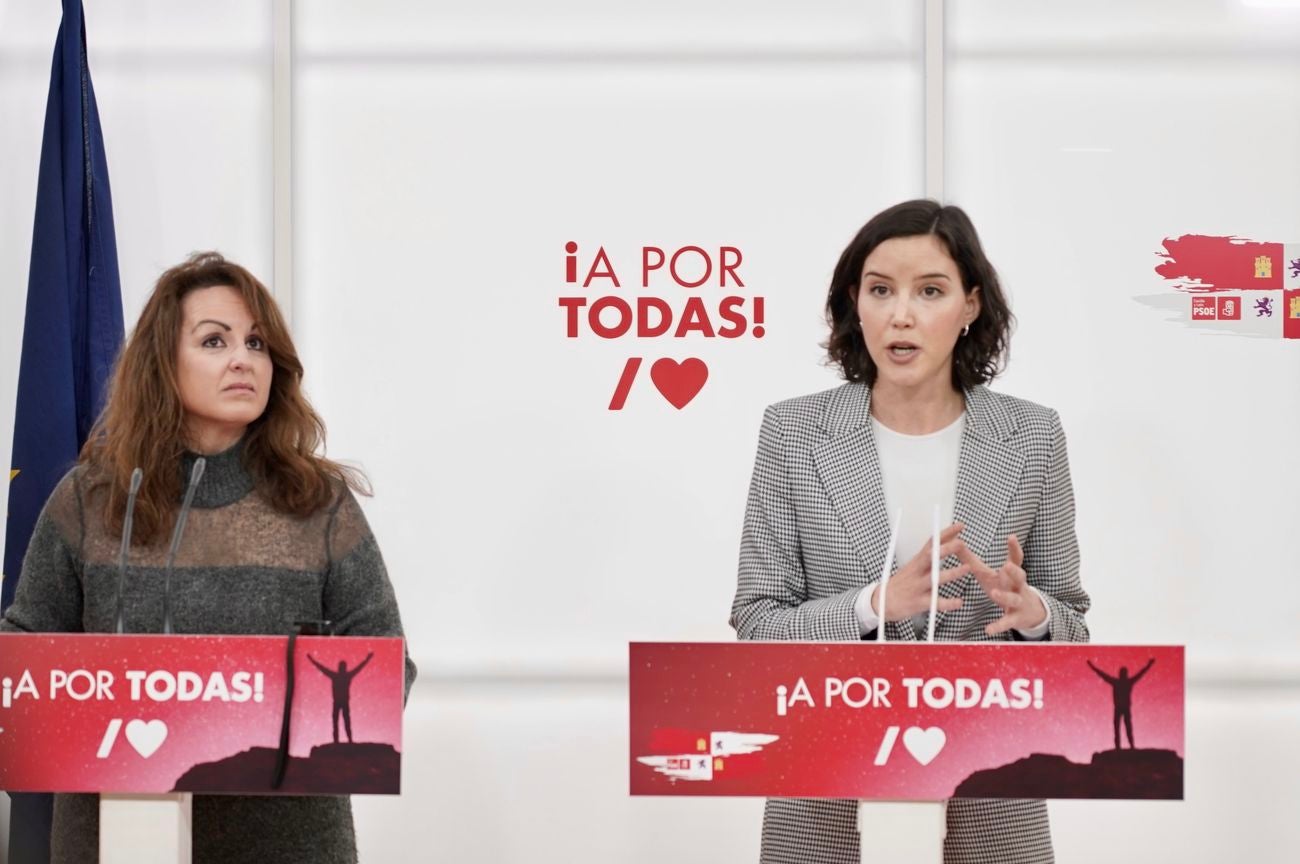 La secretaria de Igualdad de la Comisión Ejecutiva Federal del PSOE, la leonesa Andrea Fernández, y la secretaria de Igualdad del PSOE de Castilla y León, Patricia Gómez, analizan en rueda de prensa las medidas de atención a la mujer embarazada aprobadas por la Junta de Castilla y León. 