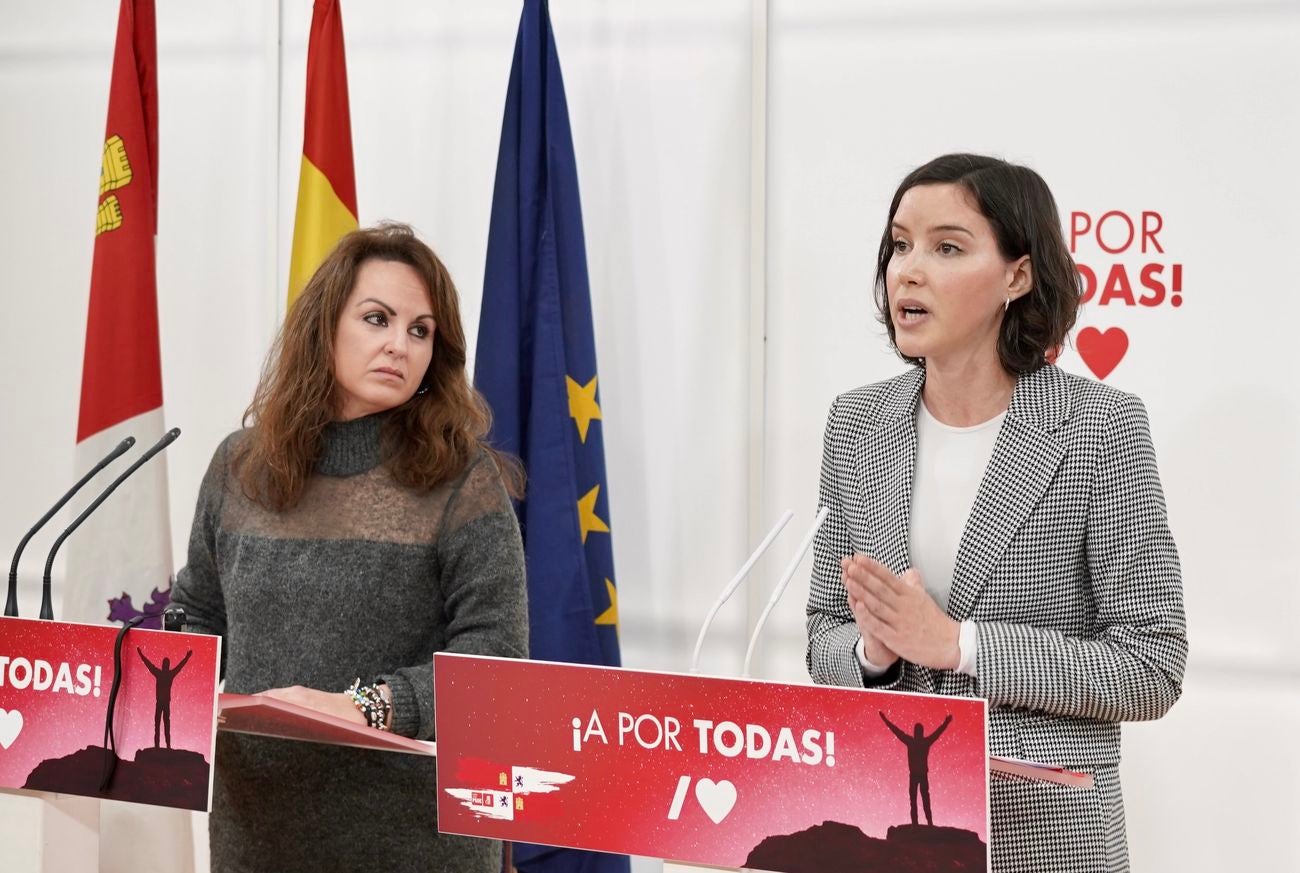 La secretaria de Igualdad de la Comisión Ejecutiva Federal del PSOE, la leonesa Andrea Fernández, y la secretaria de Igualdad del PSOE de Castilla y León, Patricia Gómez, analizan en rueda de prensa las medidas de atención a la mujer embarazada aprobadas por la Junta de Castilla y León. 