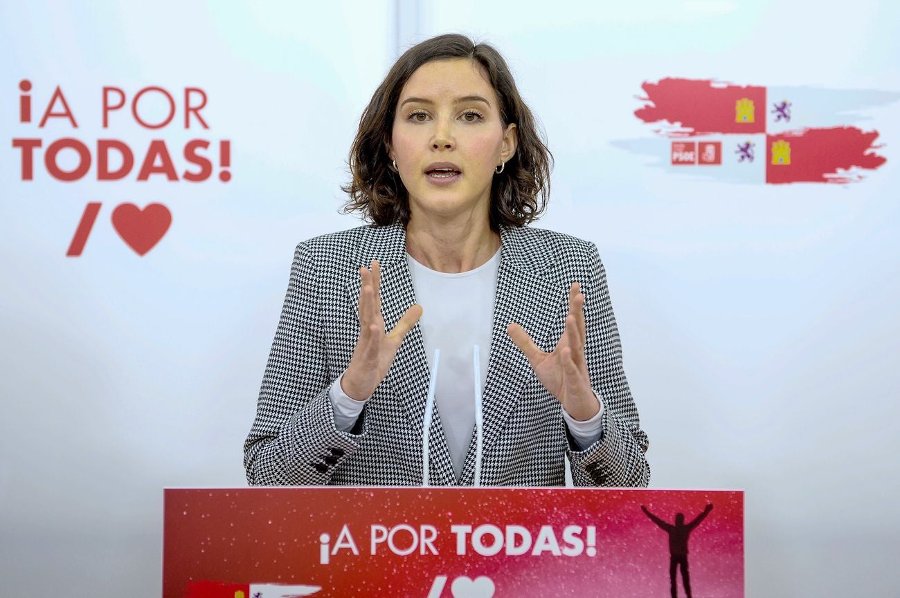 La secretaria de Igualdad de la Comisión Ejecutiva Federal del PSOE, la leonesa Andrea Fernández, y la secretaria de Igualdad del PSOE de Castilla y León, Patricia Gómez, analizan en rueda de prensa las medidas de atención a la mujer embarazada aprobadas por la Junta de Castilla y León. 