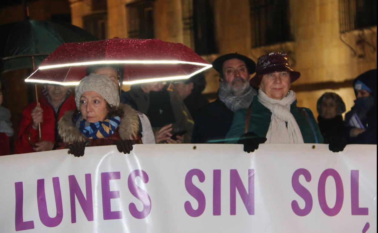 La plataforma no se achantó ante el frío y la lluvia para pedir la eliminación de esa lacra. 