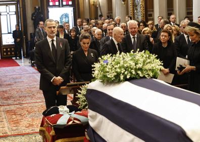 Imagen secundaria 1 - La reina Sofía llegó a la catedral metropolitana de Atenas acompañada de Don Juan Carlos, las infantas Elena y Cristina y sus nietos. Posteriormente, los Reyes asistieron al funeral así como al cementerio real de Tatoi. 