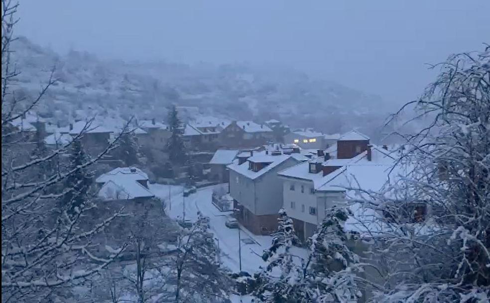 La nieve cubre de blanco la montaña leonesa