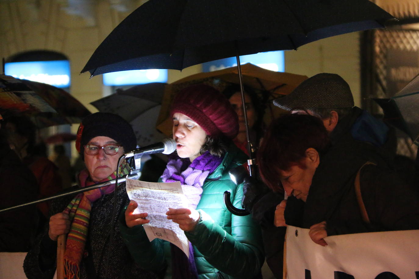 La plataforma no se achantó ante el frío y la lluvia para pedir la eliminación de esa lacra