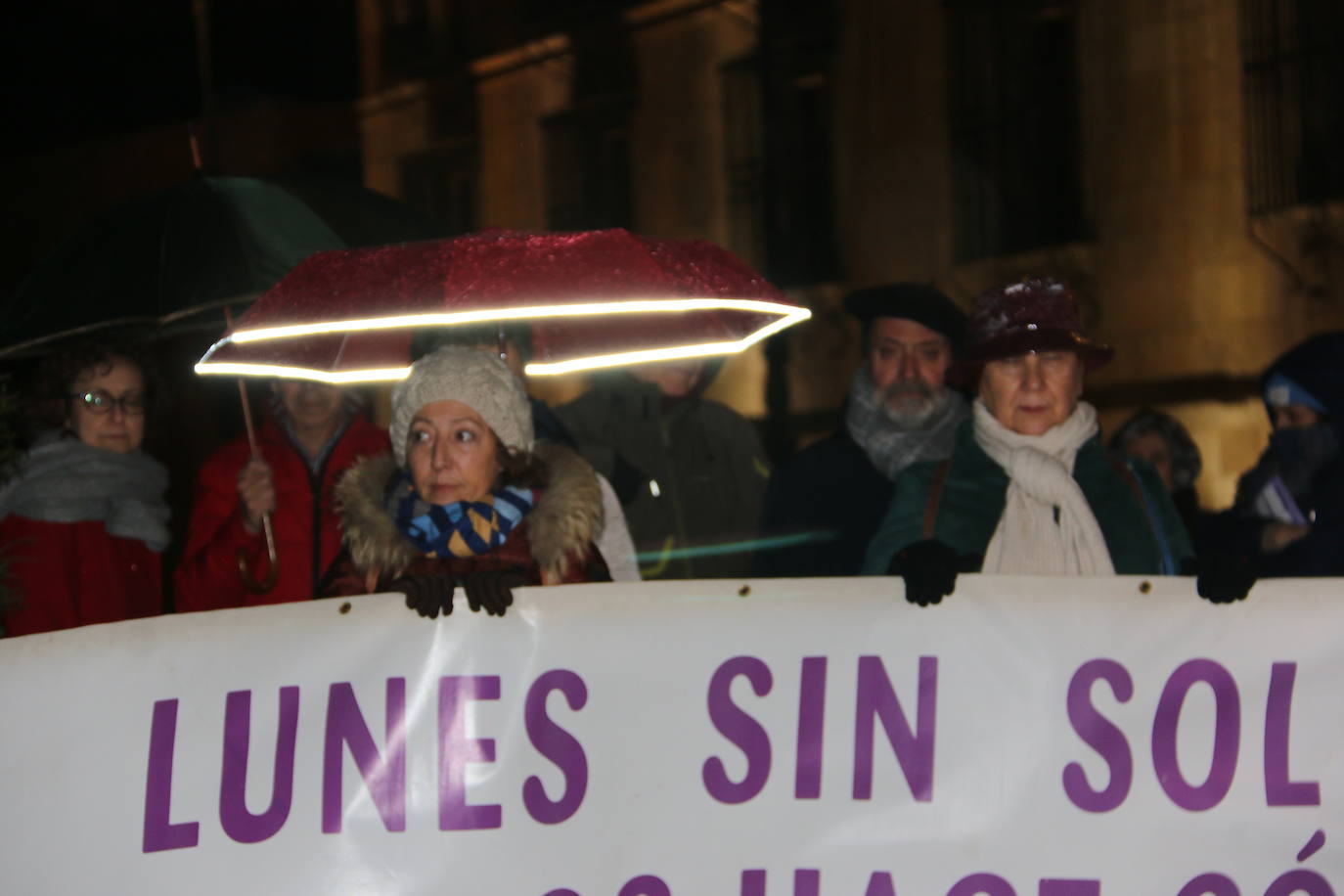La plataforma no se achantó ante el frío y la lluvia para pedir la eliminación de esa lacra