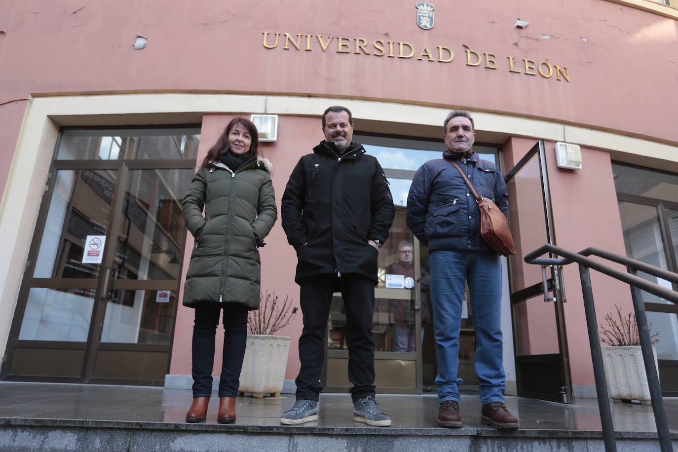 El rector de la Universidad de León, Juan Francisco García Marín, ofrece información sobre el Servicio de Cirugía Equina del Hospital Clínico Veterinario de la ULE. Estará acompañado de la decana de la Facultad de Veterinaria, María Teresa Carbajo Rueda, y del director del centro, José Antonio Rodríguez-Altonaga Martínez.