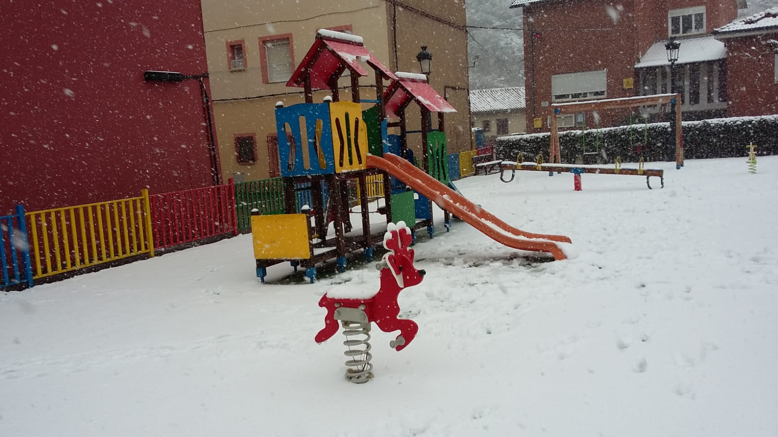 La nieve ya tiñe de blanco decenas de pueblos en la provincia.