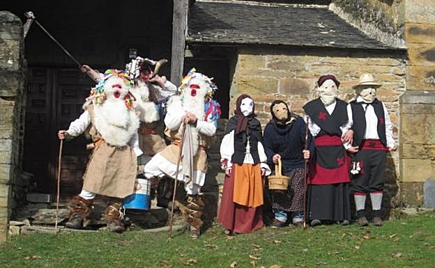 Fotos: Los Campaneirus abren las Mascaradas de Invierno