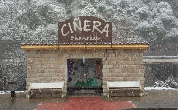 La nieve ya tiñe de blanco decenas de pueblos en la provincia