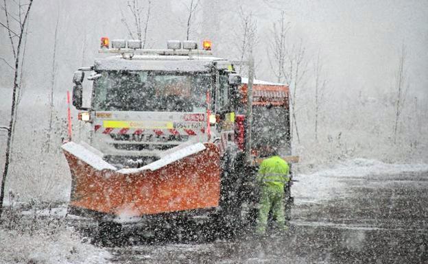 La nieve afecta a la circulación por la A-6 en León y la autopista hacia Asturias