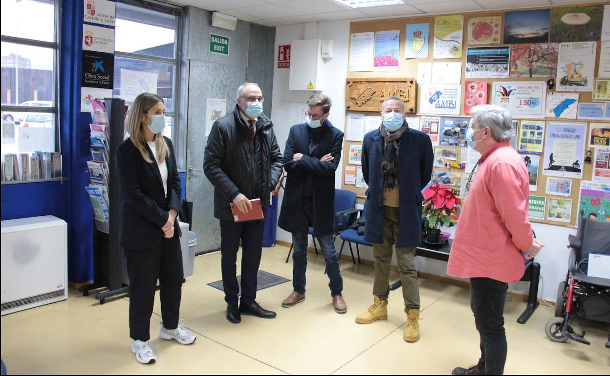 El alcalde visitó la sede de Ambi para conocer las necesidades del colectivo. 