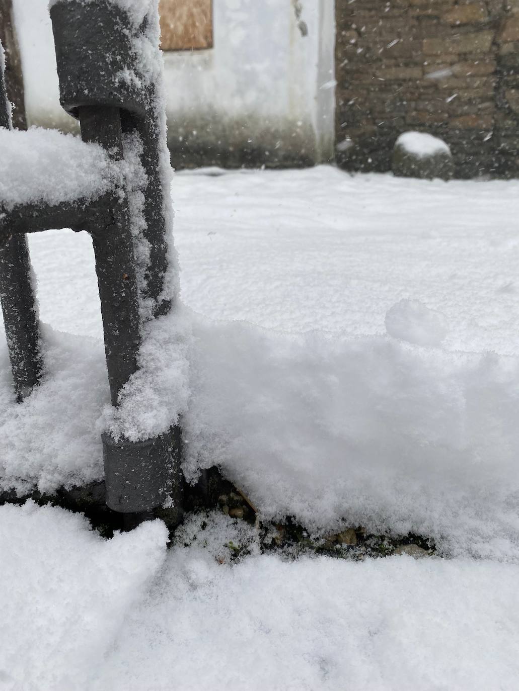 Estampas de nieve en zonas como Cubillas, Lugueros, Villamanín, Villablino, Fontún, Buiza y Villar del Puerto.